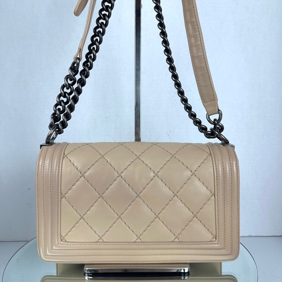Chanel Boy Bag – Old Medium – Beige Lambskin – Ruthenium Hardware – 18 Series - Picture 3 of 13